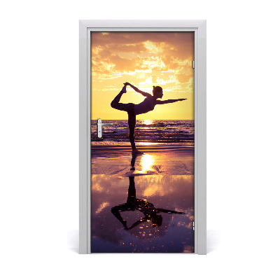 Naklejka fototapeta na drzwi Ludzie Joga na plaży