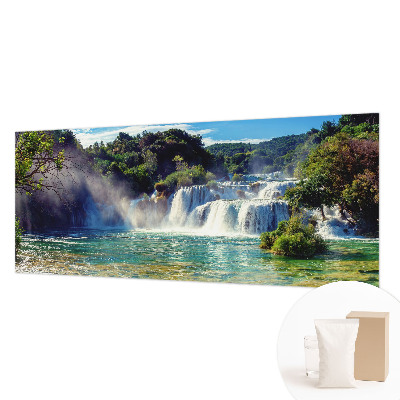 Fototapeta fizelinowa do sypialni z motywem wodospadu w naturalnym krajobrazie