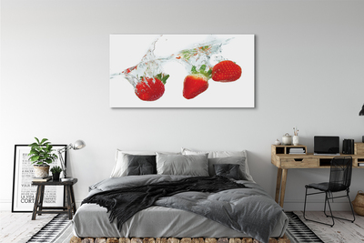 Obraz drukowany na płótnie Truskawki w Wodzie na Białym Tle