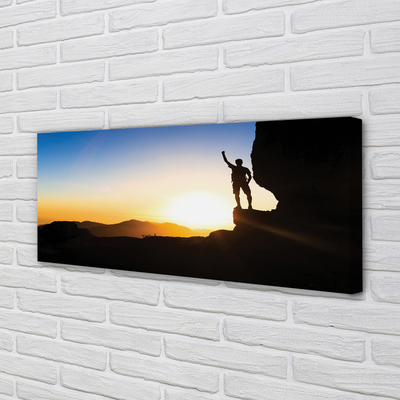 Obraz drukowany na płótnie Człowiek w Górach o Zachodzie