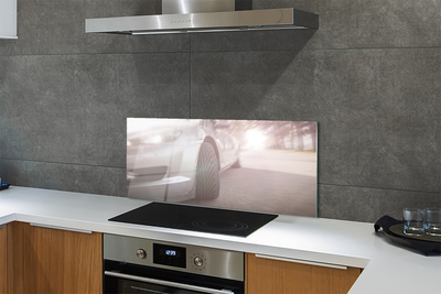 Panel szklany do Kuchni Srebrny Samochód na Miejskiej Ulicy