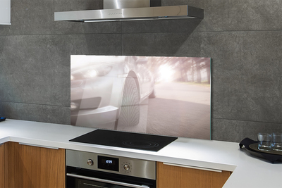 Panel szklany do Kuchni Srebrny Samochód na Miejskiej Ulicy