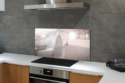 Panel szklany do Kuchni Srebrny Samochód na Miejskiej Ulicy