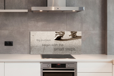 Szklany Panel Napis na Betonie i Buty