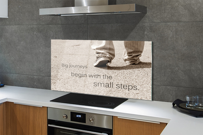 Szklany Panel Napis na Betonie i Buty