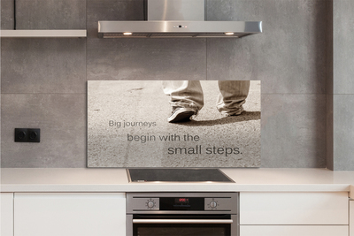 Szklany Panel Napis na Betonie i Buty