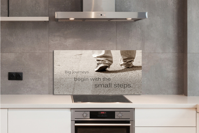 Szklany Panel Napis na Betonie i Buty