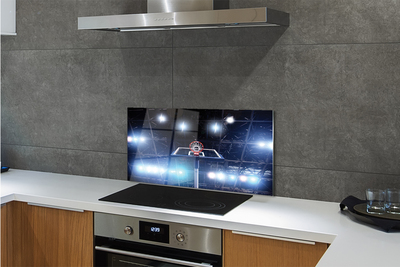 Szklany Panel Kosz w Blasku Reflektorów