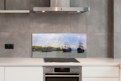 Szkło do Kuchni na Ścianę Statki pod Niebem pełnym Chmur