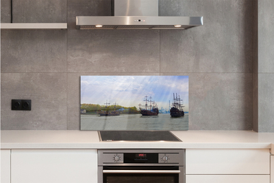 Szkło do Kuchni na Ścianę Statki pod Niebem pełnym Chmur