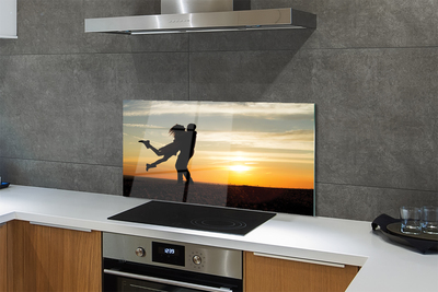 Panel szklany do Kuchni Ludzie na tle Wieczornych Chmur