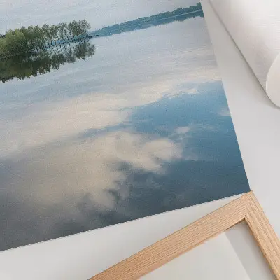Plakat z teksturą płótna przedstawiający krajobraz spokojnej wody z odbiciem drzew i nieba