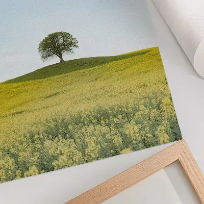 Nowoczesna grafika na płótnie z motywem drzewa na wzgórzu wśród żółtego pola