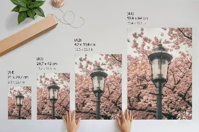 Plakat z teksturą płótna różowe drzewa z czarną latarnią w nostalgicznym klimacie