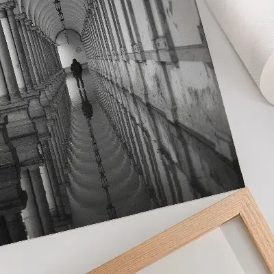 Plakat na płótnie z motywem monochromatycznej symetrii architektury w perspektywie