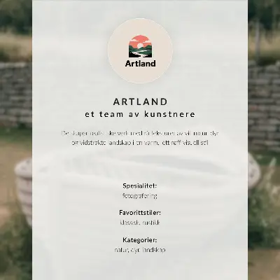 Plakat z teksturą płótna przedstawiający porzuconą łódź na tle trawy muru oraz natury w klimacie spokoju
