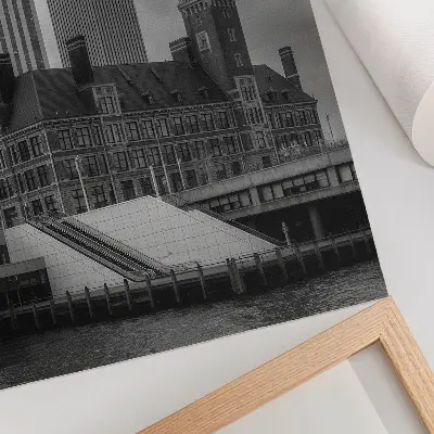 Nowoczesna grafika na płótnie przedstawiająca wysokie wieżowce i historyczny budynek w kontraście kolorów