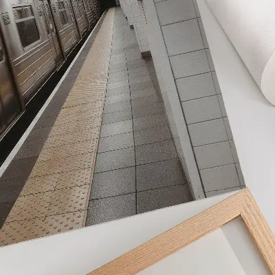 Plakat na płótnie nowoczesny peron metra jako dynamiczna przestrzeń architektoniczna
