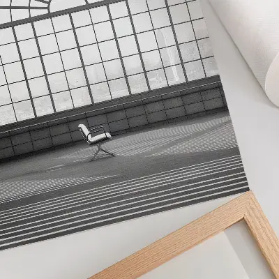 Nowoczesna grafika na płótnie przedstawiająca duże łukowate okna i minimalistyczne krzesło