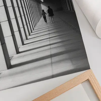 Plakat z teksturą płótna przedstawiający nowoczesną architekturę z długimi cieniami i symetrią