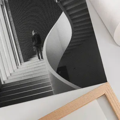 Plakat na płótnie spiralne schody w stylu minimalistycznym z kontrastowym motywem cegły