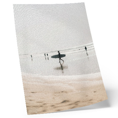 Plakat ścienny Surfer spacerujący po plaży niosący deskę