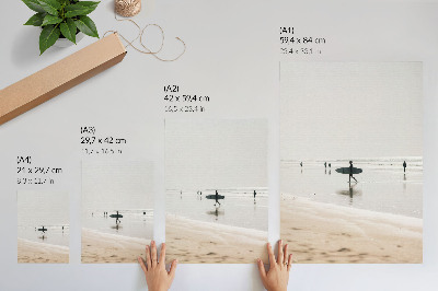 Plakat ścienny Surfer spacerujący po plaży niosący deskę