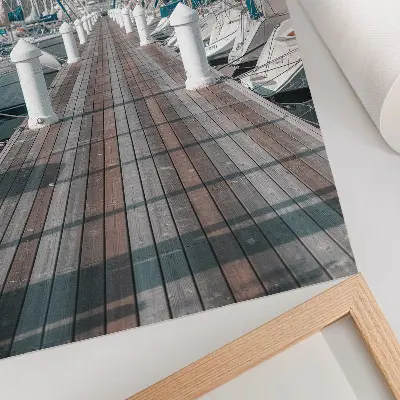 Plakat ścienny przystań z jachtami przy pomoście na tle błękitnego nieba z symetrią