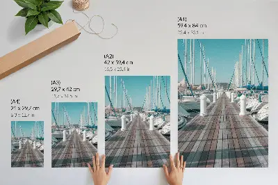 Plakat ścienny przystań z jachtami przy pomoście na tle błękitnego nieba z symetrią