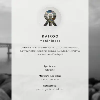 Nowoczesna grafika na płótnie spokojny pejzaż z mostem na kamienistej plaży przy szarym niebie