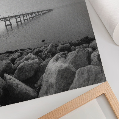 Nowoczesna grafika na płótnie Spokojny pejzaż most kamienista plaża szare niebo