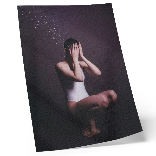 Plakat z teksturą płótna Postać w ciemności z magicznymi drobinkami