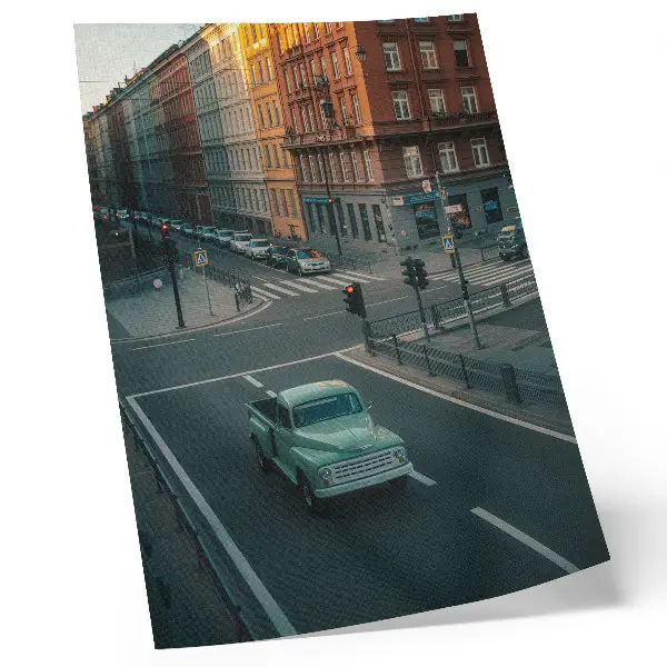 Plakat ścienny kamienice w klimacie retro z autem na tle zachodzącego słońca
