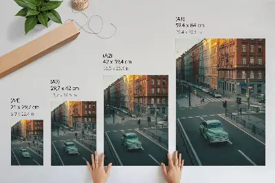 Plakat ścienny kamienice w klimacie retro z autem na tle zachodzącego słońca