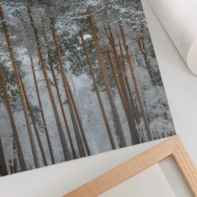 Plakat ścienny z motywem zimowego lasu, śniegu i drzew w duchu natury