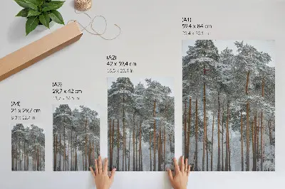 Plakat ścienny z motywem zimowego lasu, śniegu i drzew w duchu natury