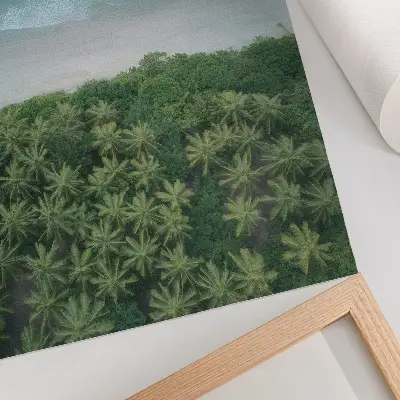 Nowoczesna grafika na płótnie przedstawiająca plażę z turkusowymi falami, palmami oraz motywem harmonii i spokoju