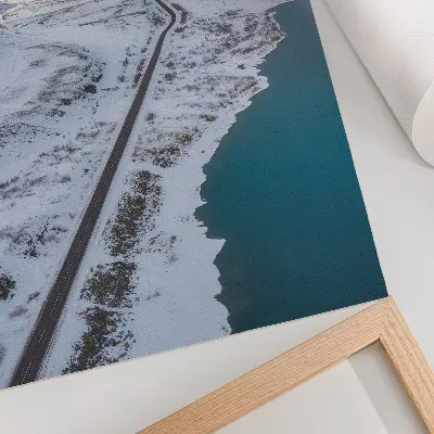 Plakat ścienny śnieżny krajobraz z minimalistycznym motywem błękitnej wody