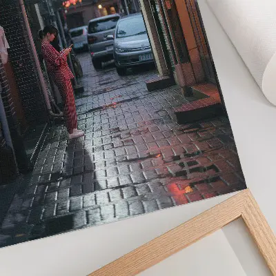 Plakat z teksturą płótna miejska uliczka z lampionami w wieczornym klimacie
