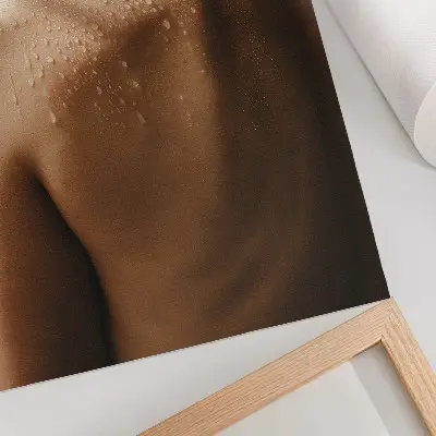 Nowoczesna grafika na płótnie przedstawiająca skórę z kroplami wody w stylu naturalnej elegancji