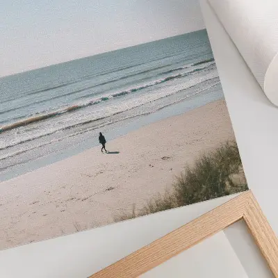 Plakat na płótnie plaża ze spokojnym morzem i błękitnym niebem w stylu minimalistycznym