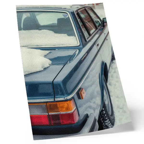 Plakat ścienny retro samochód w śniegu na białym tle