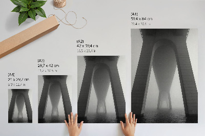Plakat na płótnie Konstrukcja mostu w gęstej mgle przy wodzie