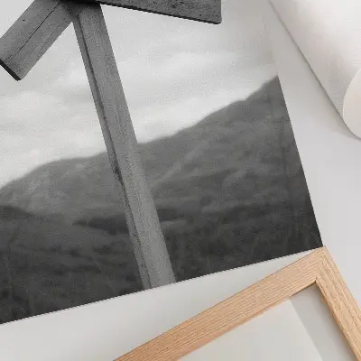 Nowoczesna grafika na płótnie drewniany znak na tle czarno-białego krajobrazu gór