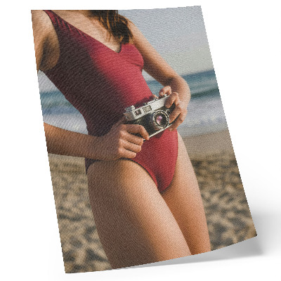 Nowoczesna grafika na płótnie Plażowy klimat bordowy kostium aparat fotografia