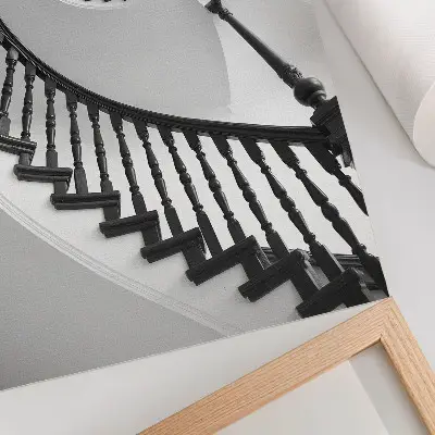 Plakat na płótnie spiralna klatka schodowa w stylu czarno-białej elegancji i nowoczesności