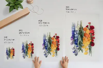 Plakat na płótnie kwiaty ustawione w pionowej linii o żywych kolorach harmonizujące z naturą
