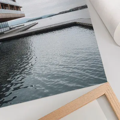 Plakat z teksturą płótna nowoczesny budynek nad wodą w stylu minimalistycznym z drewna i szkła