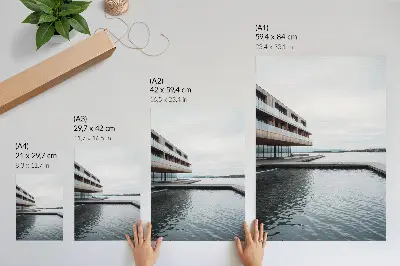 Plakat z teksturą płótna nowoczesny budynek nad wodą w stylu minimalistycznym z drewna i szkła