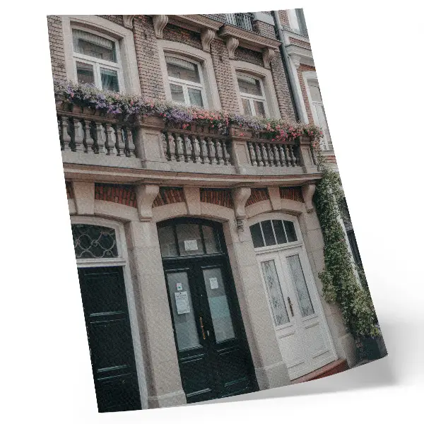 Plakat na płótnie kwiaty na balkonie na tle ceglanej fasady w klasycznym stylu